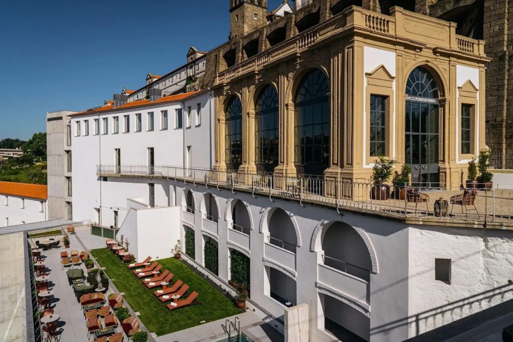 Vincci-ponte-de-ferro-in-portugal-image-of-the-side-of-the-building
